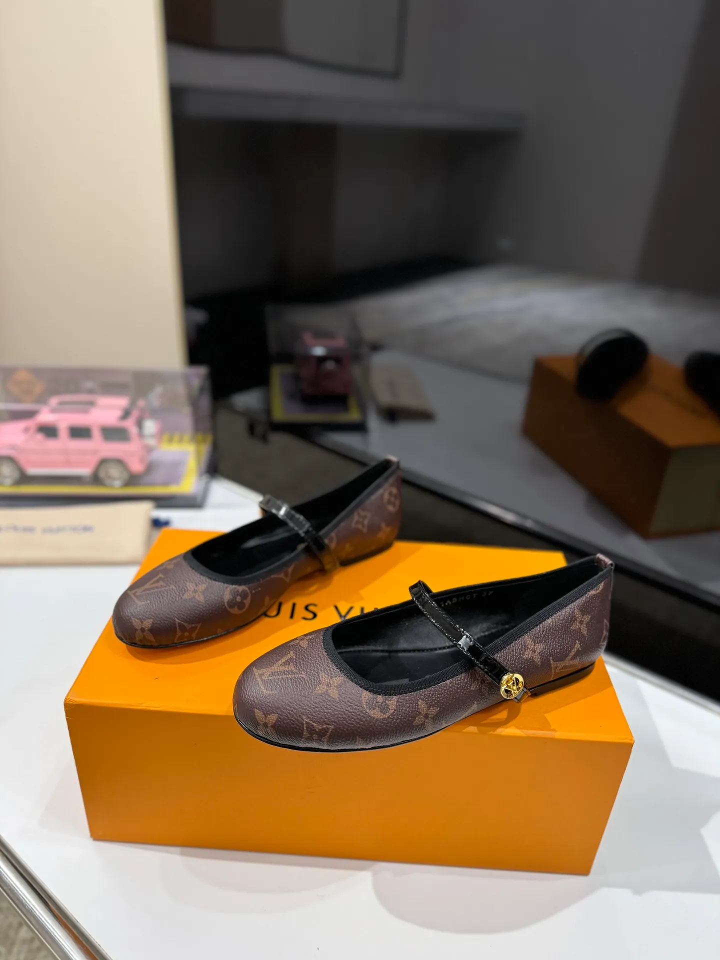 👟👟Ex-factory price 600👟👟 👟👟LV | Louis Vuitton 25𝐬𝐬 🧡💚2025 early spring new top version‼ ️The original version is the same. The counter specializes in the latest ROMY flat ballet shoes. Hard goods are new🆕 ❥Purchase level! Full of high-end feel! A popular model among bloggers at home and abroad, it’s retro and fashionable and looks amazing on your feet! Mainly recommended models on the official website★ ✅Upper: Highly customized denim/lambskin/presbyopia leather ✅Inner lining: imported sheepskin lining ✅Outsole: original Italian leather outsole ✅Shoe size: 35-39 (customized for 40, 41, 42) ✅Packaging: full set of exquisite packaging